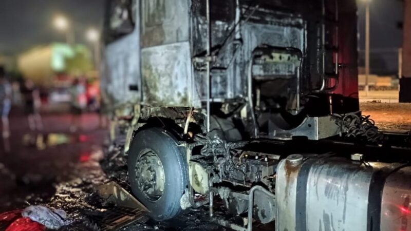 Corpo de Bombeiros combate incêndio em caminhão trator em Campo Verde