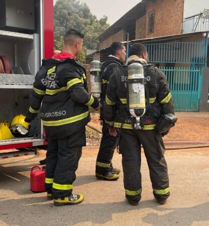 Corpo de Bombeiros extingue incêndio que destruiu edificação; imóvel é interditado