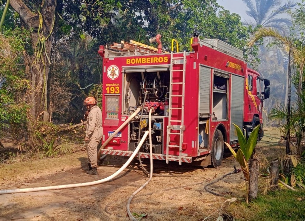 Bombeiros combatem incêndio em vegetação que atingiu três barracões industriais e duas carretas