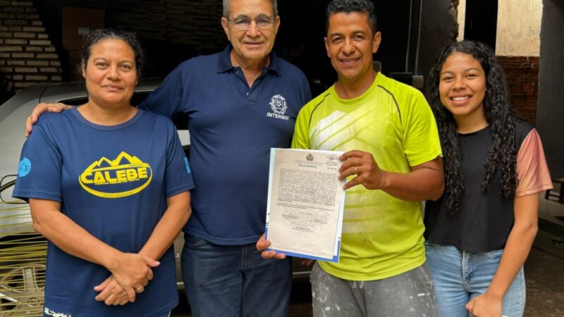 Idealizador de projeto social que constrói casas para famílias carentes recebe escritura do Governo de MT