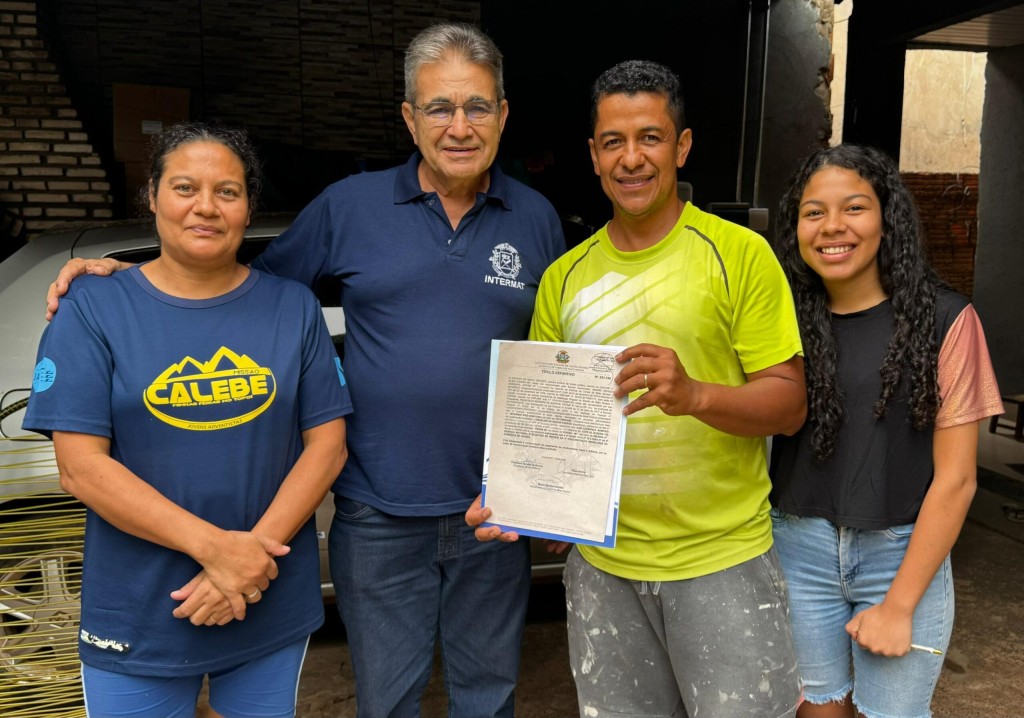 Idealizador de projeto social que constrói casas para famílias carentes recebe escritura do Governo de MT