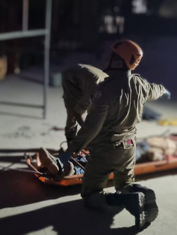 Bombeiros fazem resgate do corpo de vítima que caiu de andaime em prédio em construção