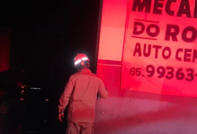 Corpo de Bombeiros combate incêndio em oficina mecânica em Santo Antônio de Leverger