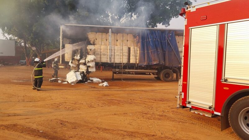 Bombeiros combatem incêndio em carreta carregada com algodão na BR-364