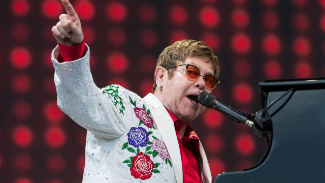 Elton John luta contra uma infecção no olho que limita a visão