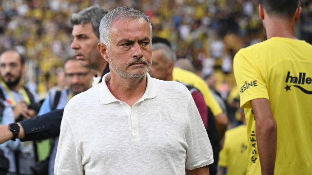 Mourinho cita ‘falta de respeito’ para explicar ausência em coletiva: ‘Espera de 70 minutos’
