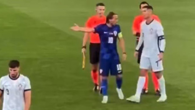 Modric se irrita com o árbitro e Cristiano Ronaldo o acalma; assista