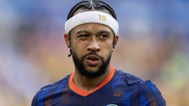 Em momento delicado, presidente do Corinthians tenta a sorte com Depay