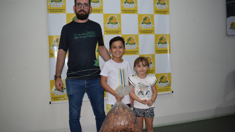 Família em ação netos de cooperado doam sementes de mogno para Coogavepe