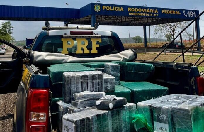 PRF apreende quase 500 kg de drogas escondidos em carga de milho no Mato Grosso