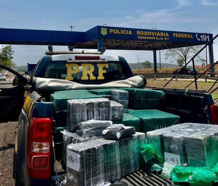 PRF apreende quase 500 kg de drogas escondidos em carga de milho no Mato Grosso