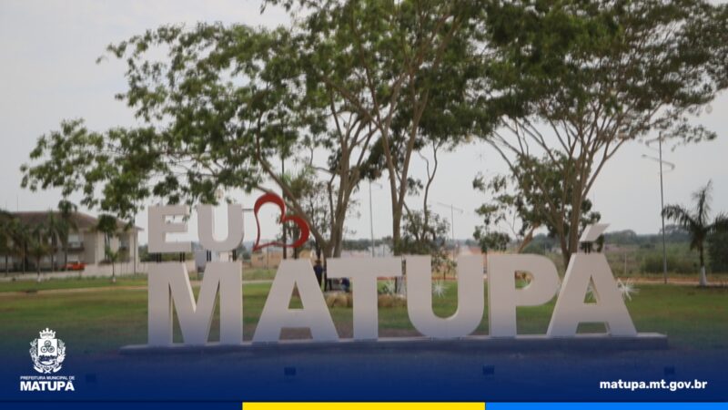 Matupá inicia instalação de decoração natalina