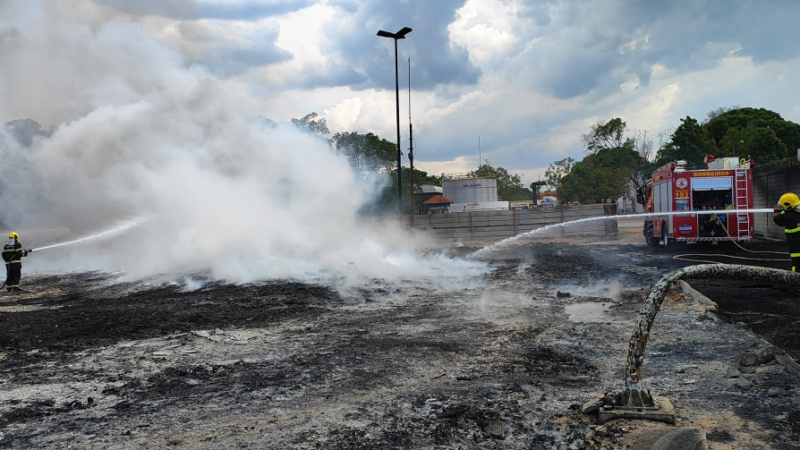 Corpo de Bombeiros extingue incêndio em indústria após 22 horas de combate às chamas