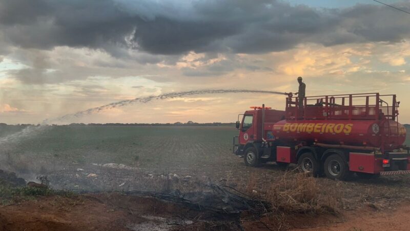 Corpo de Bombeiros combate incêndio em área de vegetação em Campo Verde