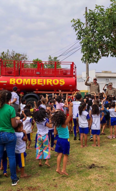 Bombeiros visitam escola municipal de educação infantil em Primavera do Leste