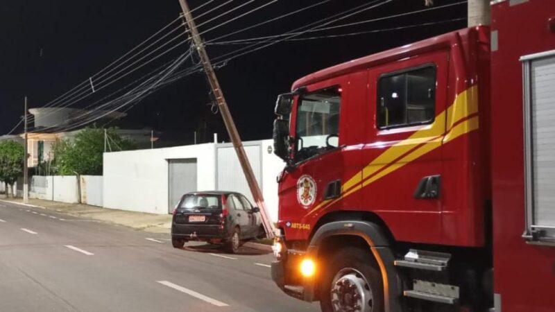 Corpo de Bombeiros é acionado para atender ocorrência de carro que atingiu poste de energia elétrica