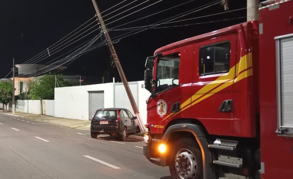 Corpo de Bombeiros é acionado para atender ocorrência de carro que atingiu poste de energia elétrica