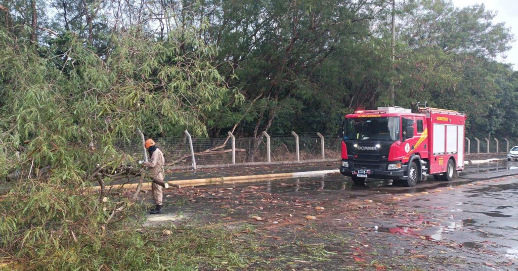 Corpo de Bombeiros alerta para riscos de acidentes durante as primeiras chuvas da temporada