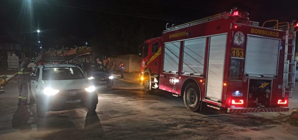 Bombeiros isolam área após queda de fio energizado em via pública