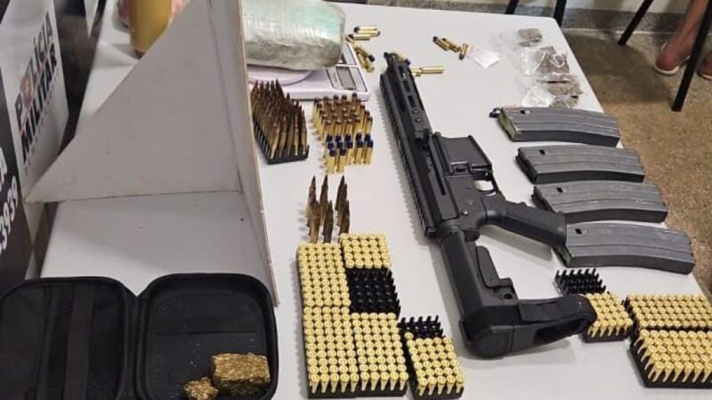 Polícia Militar apreende fuzil, 446 munições e prende suspeito por associação criminosa
