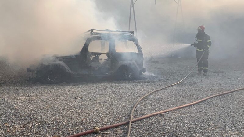 Bombeiros combatem incêndio em barracão em Várzea Grande