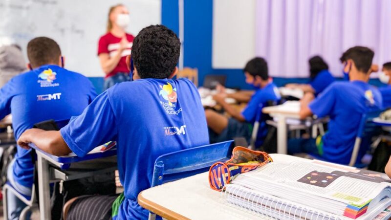 Avança projeto do governo de Mato Grosso para proibir celulares em salas de aula