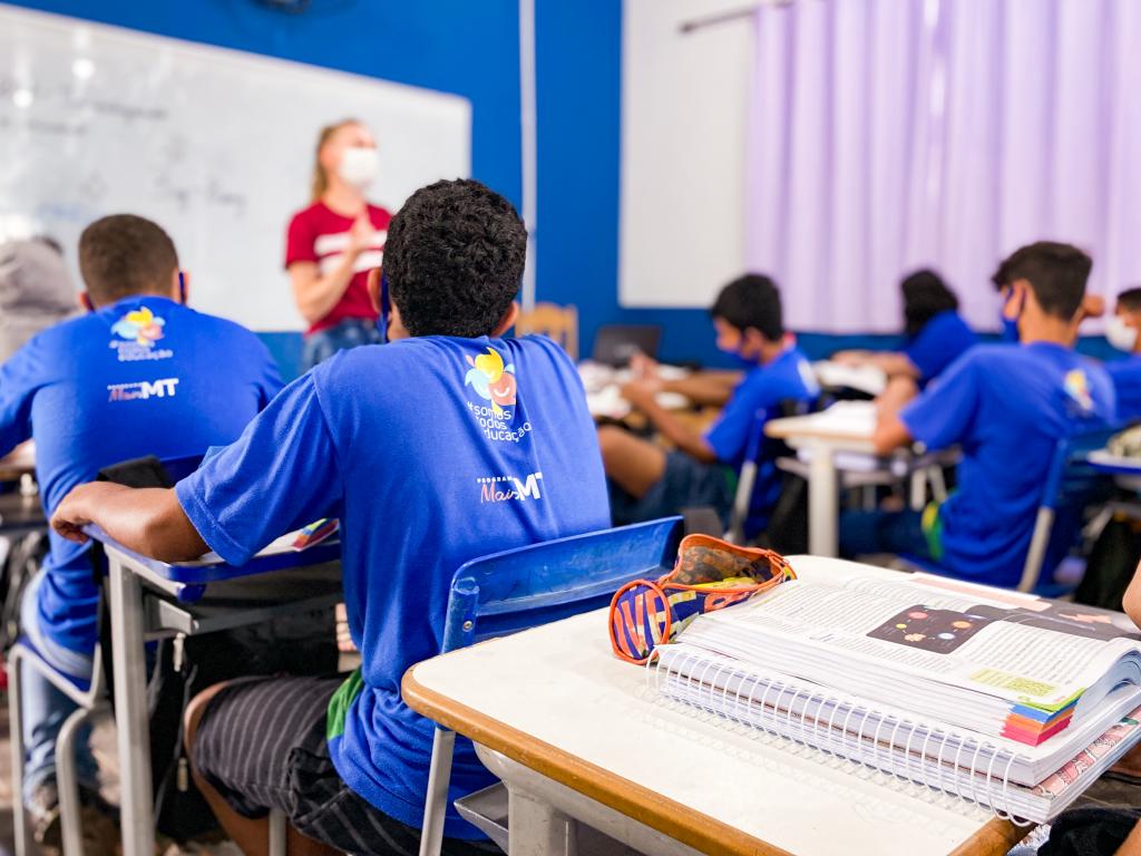 Avança projeto do governo de Mato Grosso para proibir celulares em salas de aula