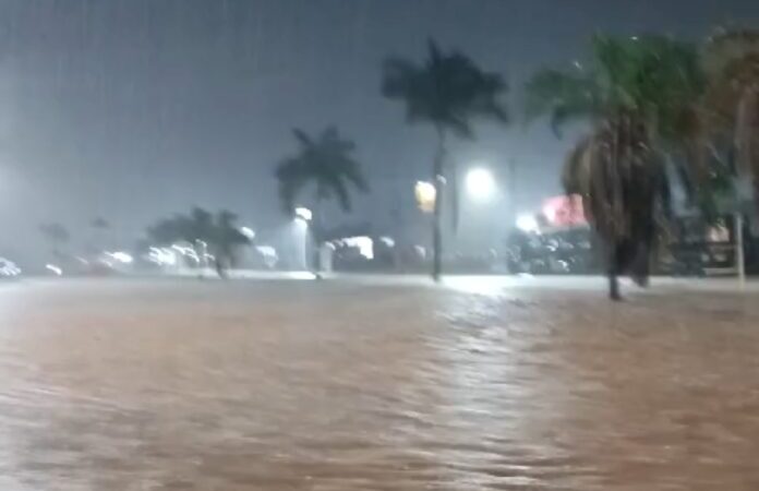 Chuva forte alaga ruas e avenidas em Lucas do Rio Verde