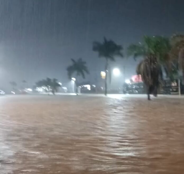 Chuva forte alaga ruas e avenidas em Lucas do Rio Verde