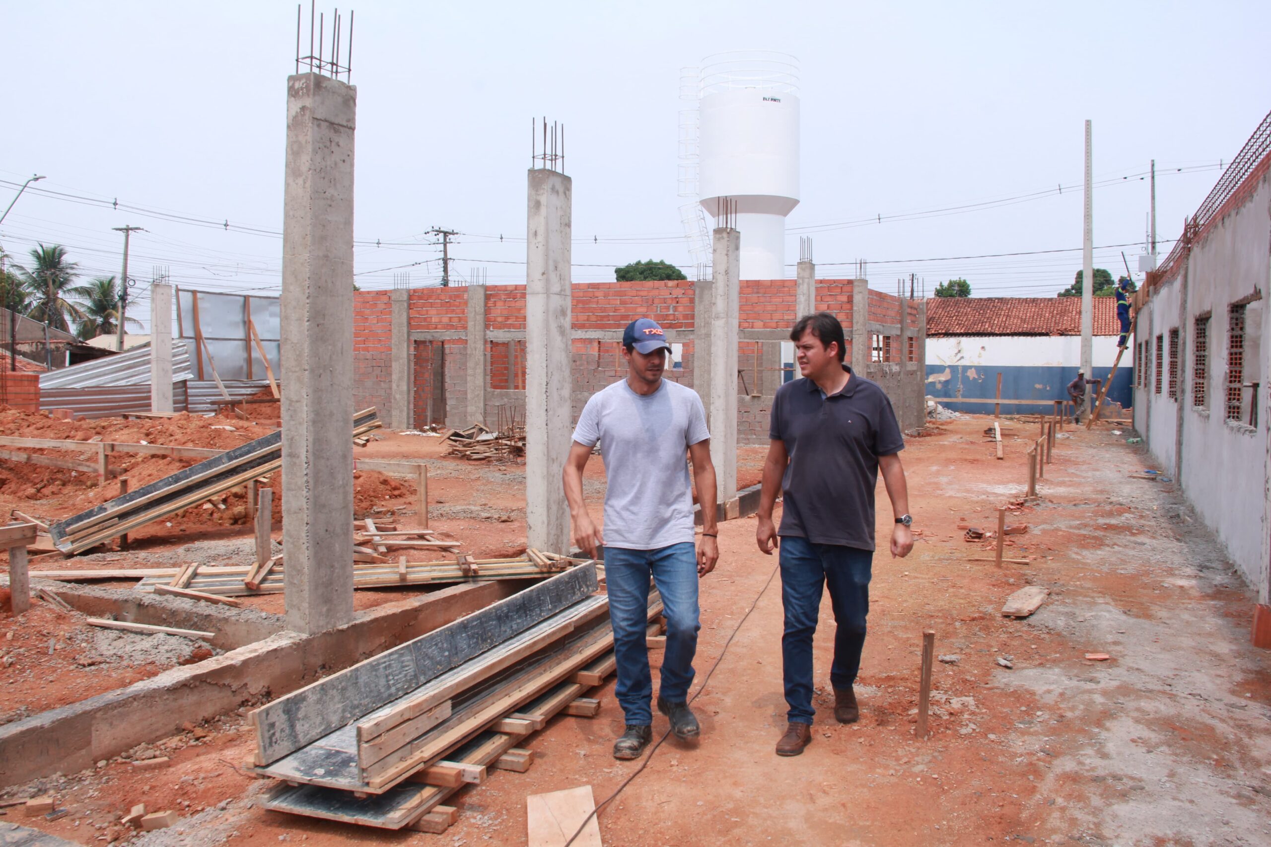 Deputado Thiago viabiliza recurso e fiscaliza construção da Escola Carlos Pereira Barbosa