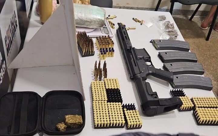 Polícia Militar apreende fuzil, 446 munições e prende suspeito por associação criminosa