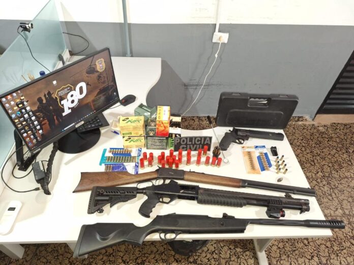 Polícia apreende armas durante operação que investiga desvio de verbas de prefeitura em MT