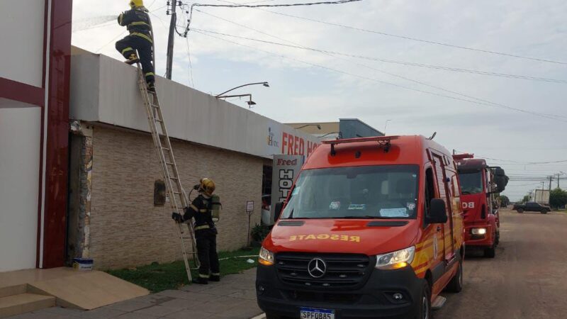 Corpo de Bombeiros combate incêndio em depósito de hotel em Guarantã do Norte