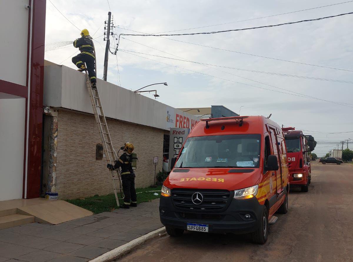 Corpo de Bombeiros combate incêndio em depósito de hotel em Guarantã do Norte