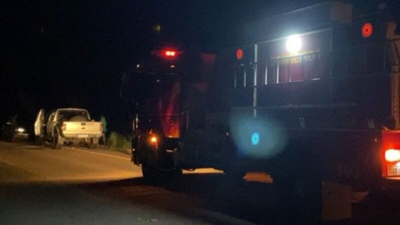 Bombeiros militares fazem rescaldo em caminhonete que pegou fogo