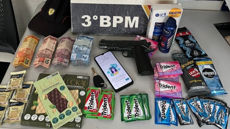 PM apreende adolescentes suspeitos por roubo a farmácia e apreende simulacro de arma de fogo