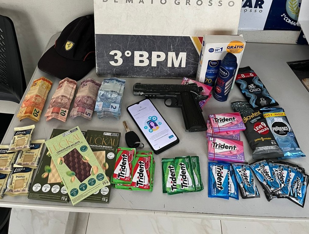 PM apreende adolescentes suspeitos por roubo a farmácia e apreende simulacro de arma de fogo
