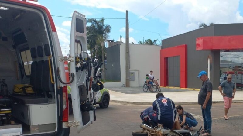 Bombeiros militares atendem vítima após acidente de trânsito envolvendo moto e carro