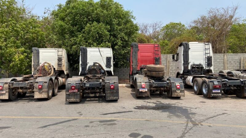 Polícia Civil apreende quatro caminhões adulterados em operação de combate à clonagem de veículos