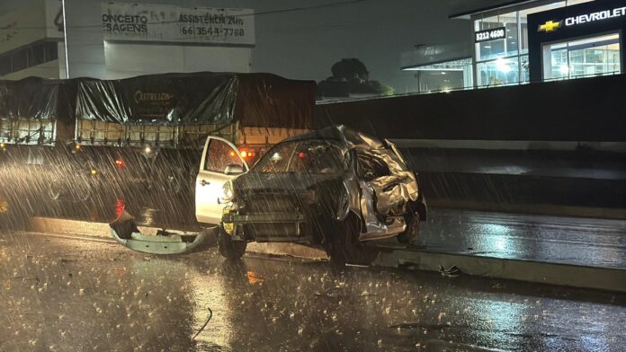 Veículo atinge carro-forte e bate em traseira de caminhão na BR-163 em Sorriso