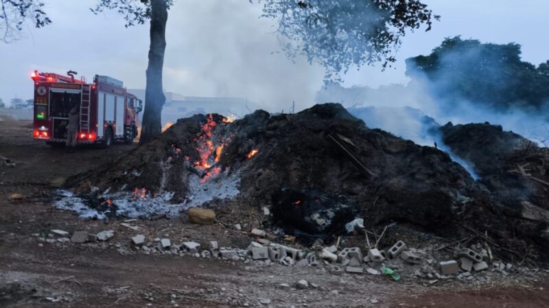 Corpo de Bombeiros combate incêndio em aterro em Primavera do Leste