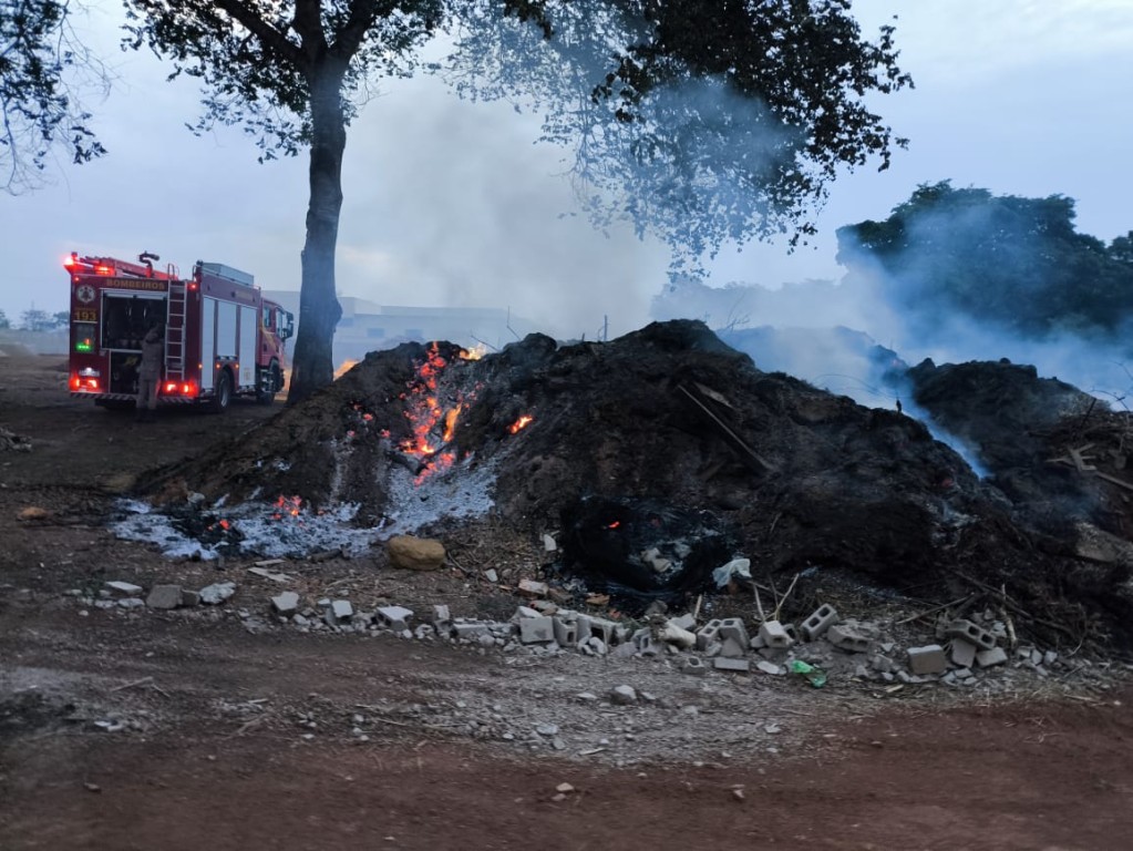 Corpo de Bombeiros combate incêndio em aterro em Primavera do Leste