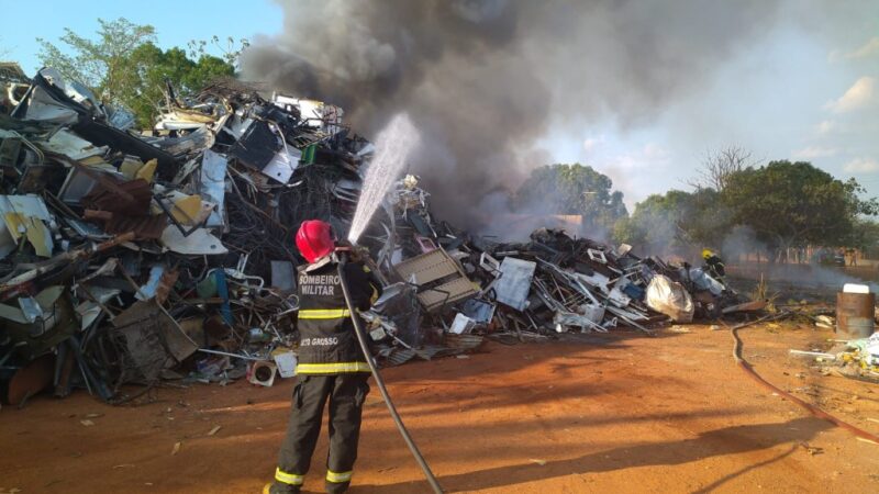 Corpo de Bombeiros combate incêndio em empresa de reciclagem