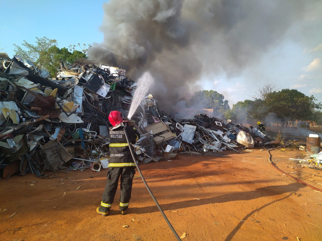 Corpo de Bombeiros combate incêndio em empresa de reciclagem