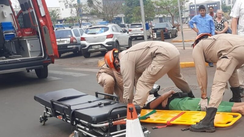 Bombeiros atendem mulher vítima de acidente de trânsito entre moto e camionete