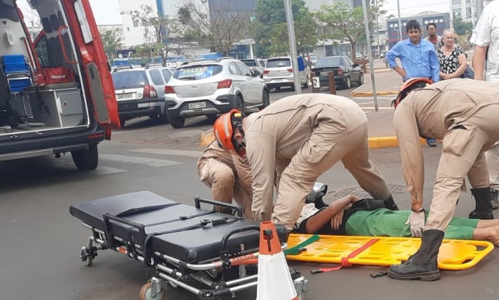 Bombeiros atendem mulher vítima de acidente de trânsito entre moto e camionete