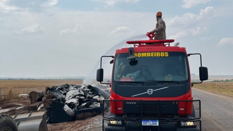 Bombeiros combatem incêndio em caminhão carregado de plumas de algodão