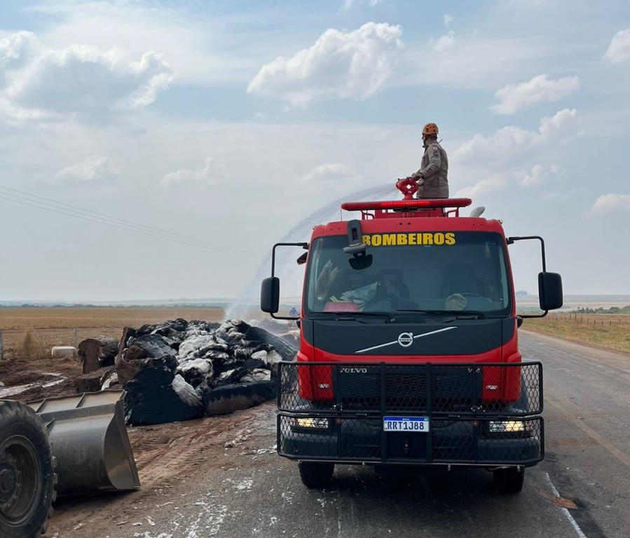 Bombeiros combatem incêndio em caminhão carregado de plumas de algodão