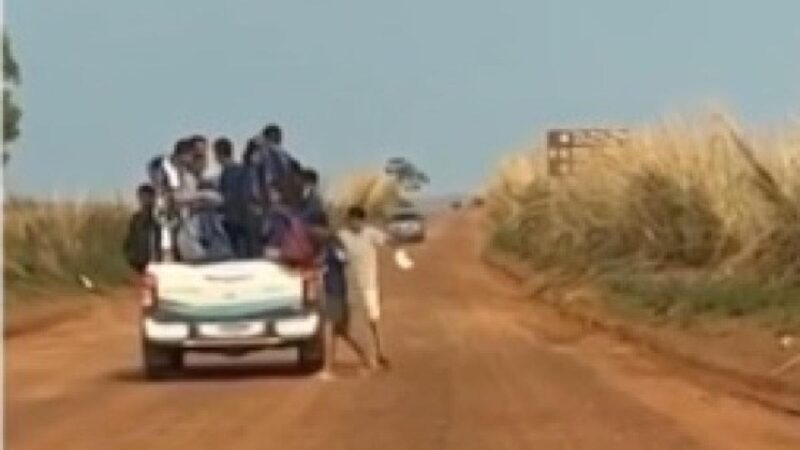 Vídeo- Alunos são transportados em carroceria de caminhonete em área rural