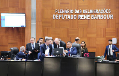 Deputados limpam pauta e derrubam nove vetos governamentais